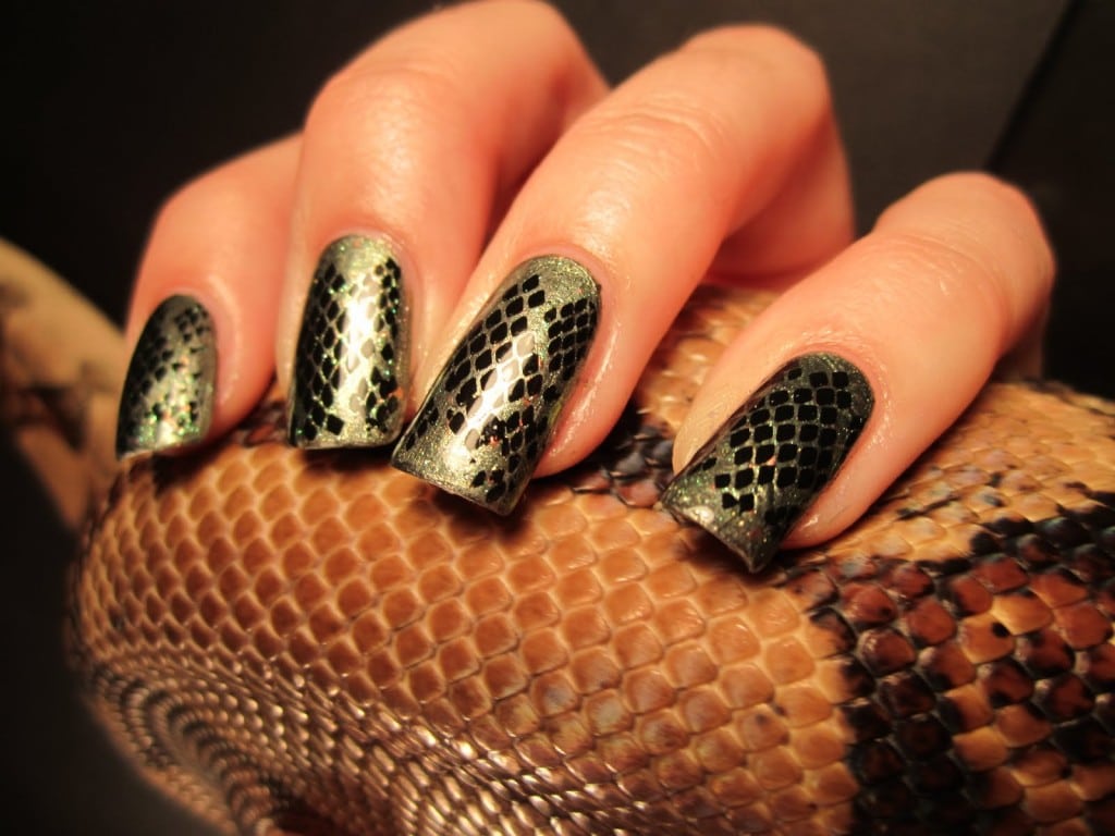 Snake nail prints