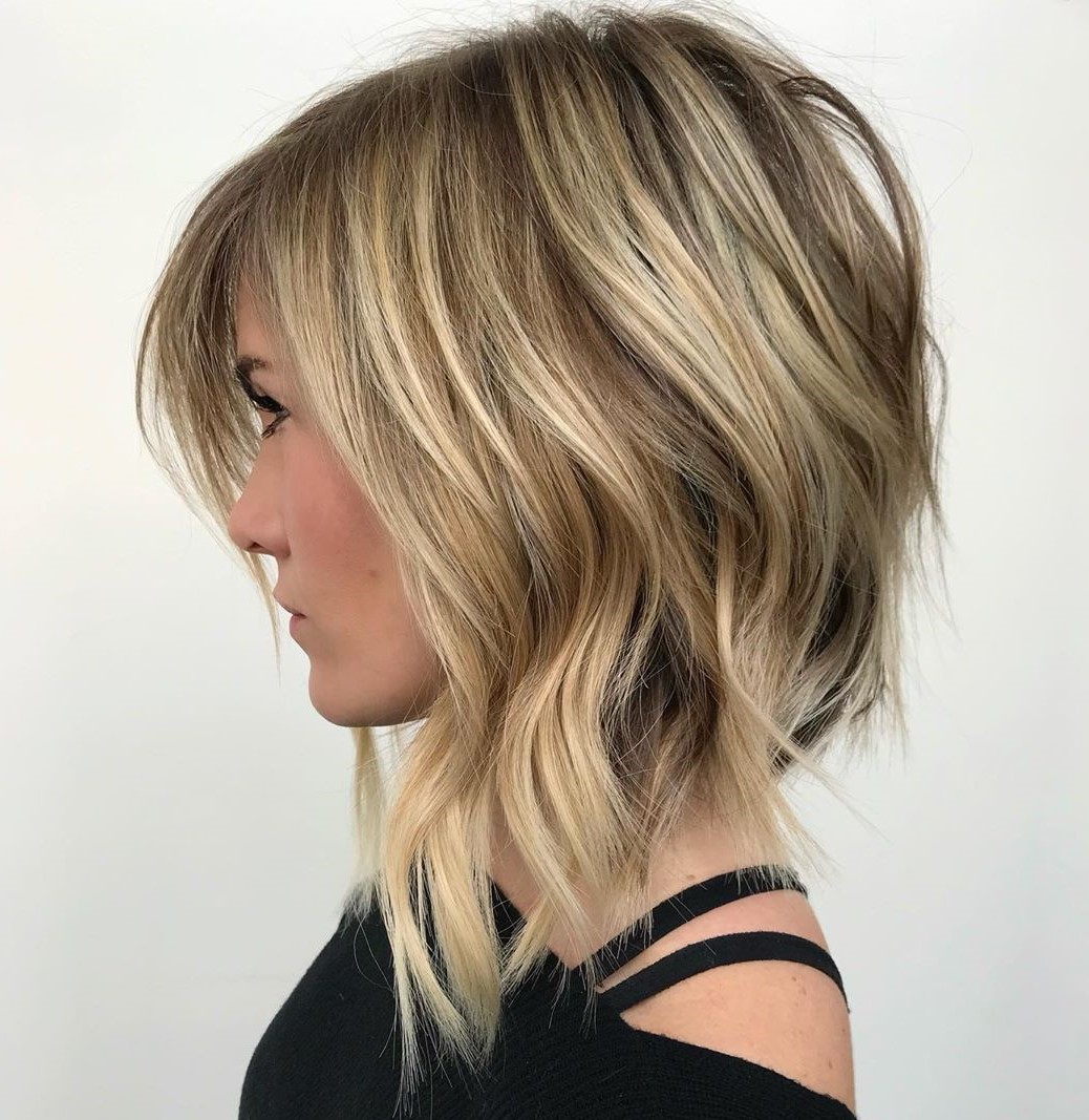 Inverted Shaggy Hairstyle with Bent Waves
